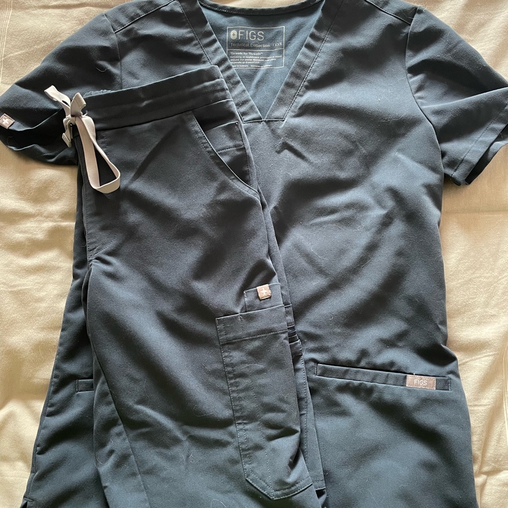 LIMITED EDITION DARK HARBOR FIGS SCRUBS SET